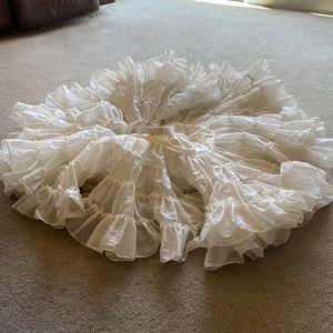 Beautiful puffy petticoat. Great for cosplay, costumes or square dancing
